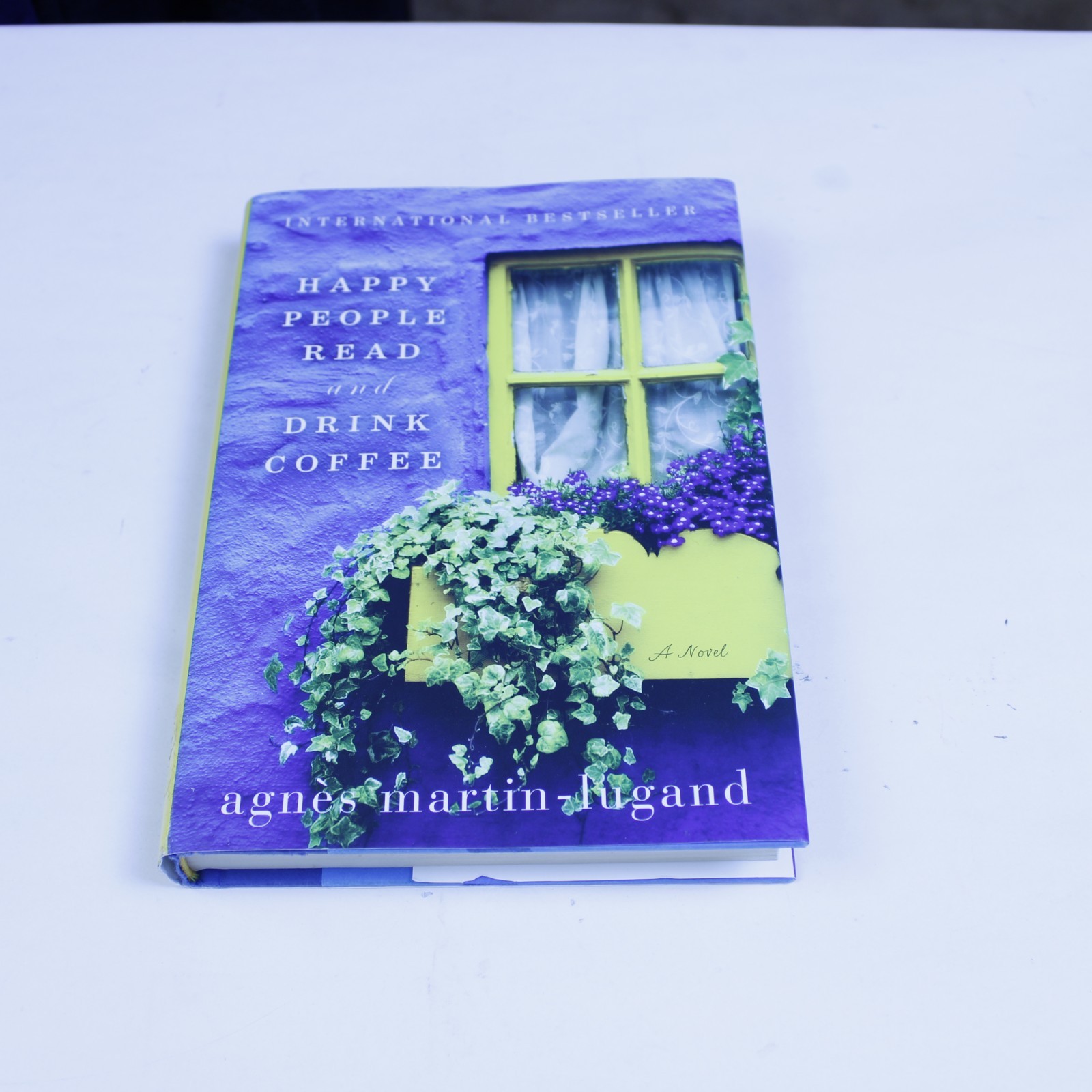 Happy People Read & Drink Coffee by Agnes Martin-Lugand Essential French — cover