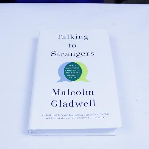 Psychology Essential: Talking to Strangers by Malcolm Gladwell - Definitive Review and Guide to Why We Misunderstand Others