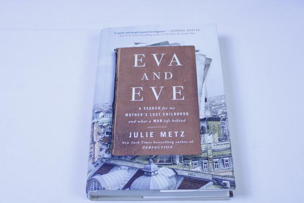 Memoir Essential: Eva and Eve by Julie Metz - Definitive Guide to the True Mother-Daughter Story of Survival in Nazi-Occupied Vienna
